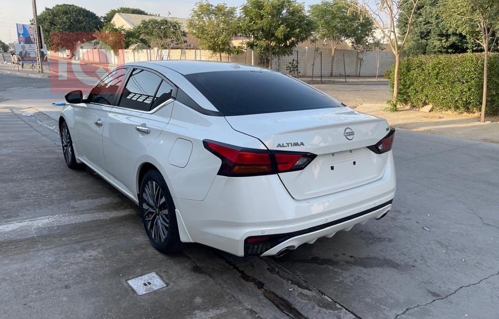 نيسان ألتيما